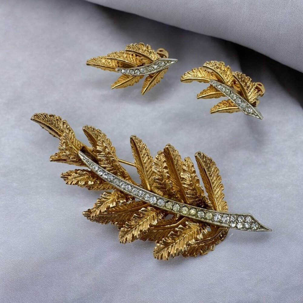 Vintage 1980s Brooch and Clip Earrings Set Signed ART Gold Tone Leaf Crystals‎